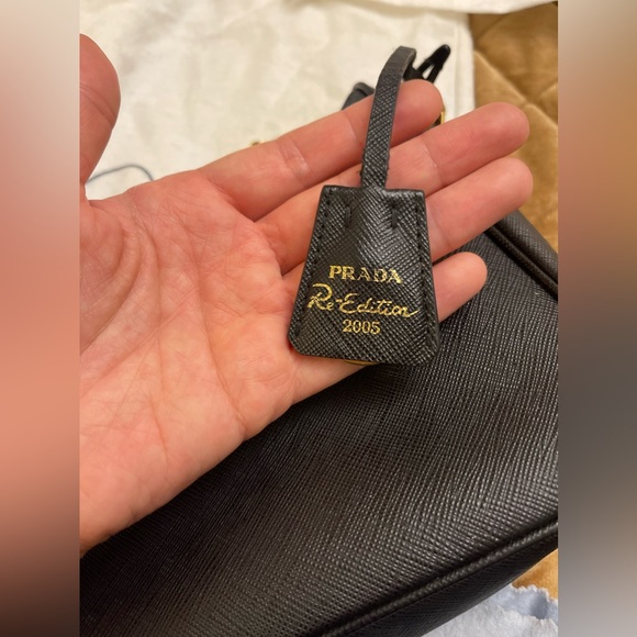 PRADA RE-EDITION 2005 HANDBAG IN BLACK LEATHER SAFFIANO - Picture 6 of 9